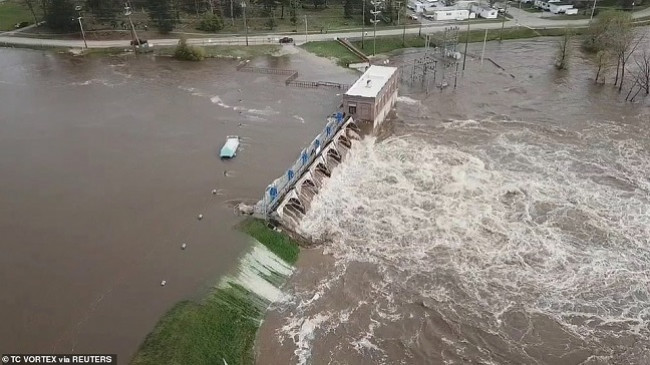 Michigan nën ujë pas shpërthimit të dy digave, mijëra të evakuuar
