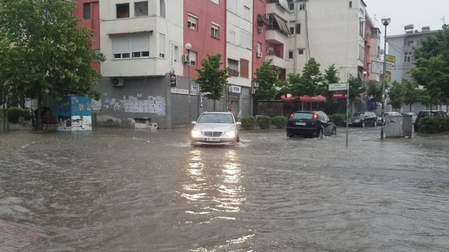 Moti i ligë, Durrësi ‘mbërthehet’ nga stuhia, disa rrugë të përmbytura
