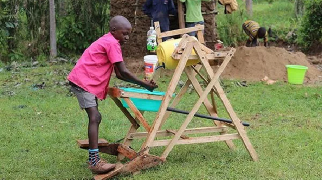 Koronavirusi: Djali 9-vjeçar nga Kenia bën shpikjen gjeniale për larjen e duarve [Video]