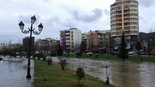 Shiu përmbyt rrugët e Tiranës, Lana pranë daljes nga shtrati