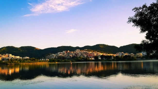 E hëna me reshje shiu, nga e marta me diell dhe temperatura të larta në Shqipëri