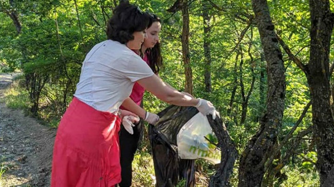 Ish presidentja Jahjaga mbledh mbeturina në Gërmi, apelon qytetarët për ruajtjen e natyrës