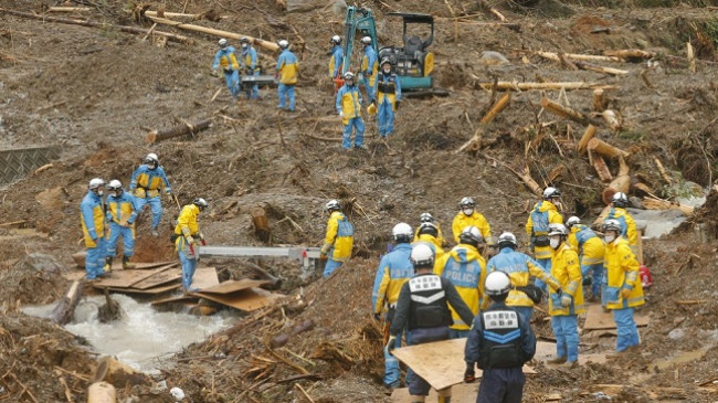 Rreth 63 të vdekur nga përmbytjet dhe rrëshqitjet e tokës në Japoni