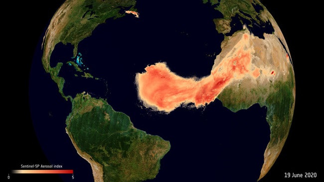 Imazhet satelitore tregojnë ‘përbindëshin’ me rërë dhe pluhur mbi oqeanin Atlantik