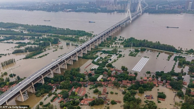Pas koronavirusit, Wuhan ‘pushtohet’ nga uji [Foto]