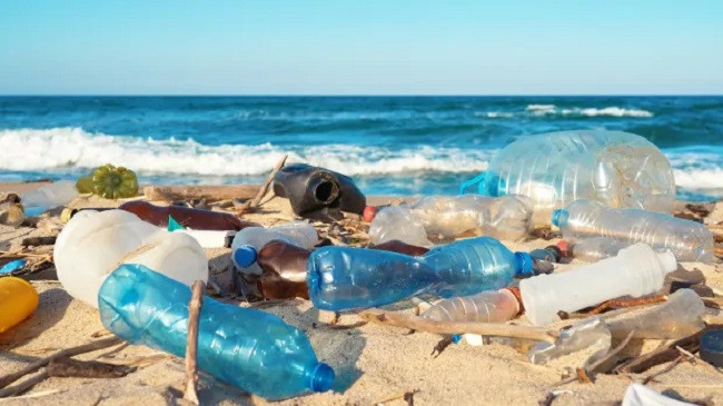 Shkencëtarët lëshojnë alarmin: Deri në vitin 2040 do të trefishohet ndotja plastike në oqeane