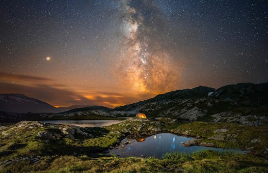 Foto magjepsëse të kapura nën qiellin magjik të ndriçuar nga yjet