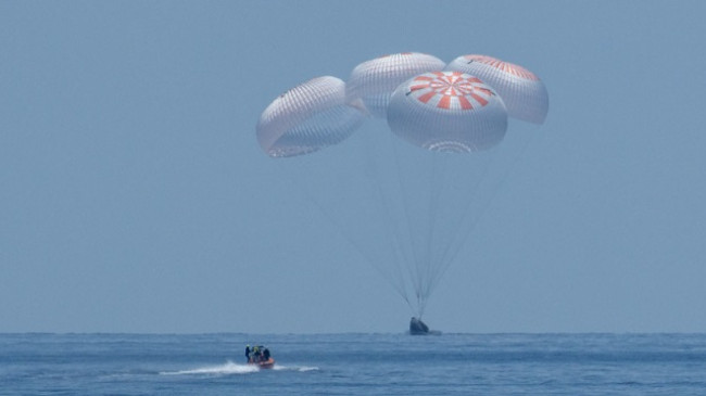 SpaceX kthen dy astronautët e NASA-s në Tokë në anijen kozmike të Crew Dragon, duke nisur kështu 'një epokë të re në fluturimin hapësinor njerëzor'