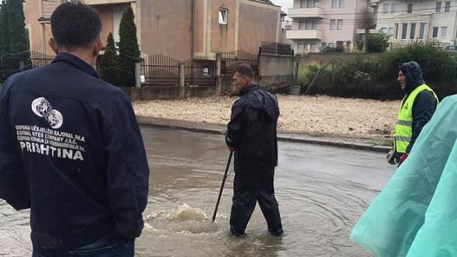 Prishtina vërshohet nga uji, ekipet e mirëmbajtjes së kanalizimeve në aksion [Foto]