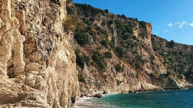 Gjiri i Filikurit, ‘parajsa’ e fshehur mes kaltërsisë dhe shkëmbinjve të lartë [Foto]
