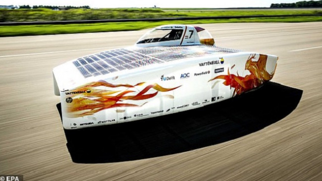 Makina me energji diellore zbret në rrugë për të thyer rekordin botërorë [Foto]