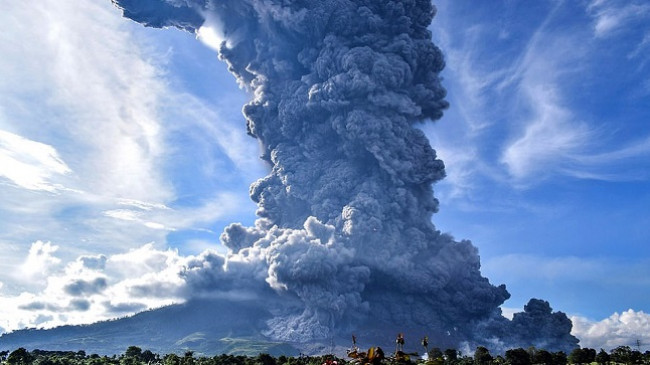 Pas katër shekujsh i ‘heshtur’, shpërthen vullkani në Indonezi