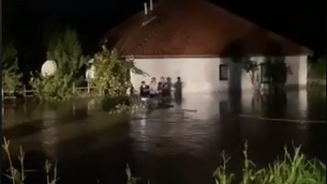 Vushtrri, i mbushet oborri me ujë nga stuhia dhe reshjet e shiut, ndihmohet me litar për të dal nga shtëpia