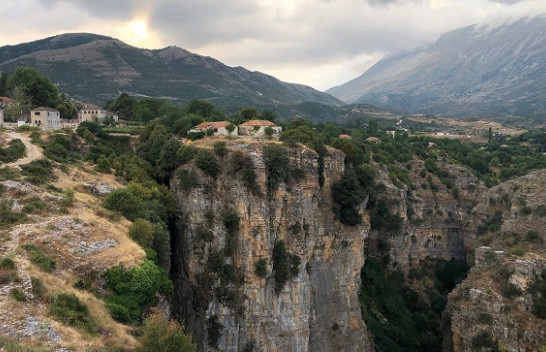 Nivica, thesari i fshehur në mal [Foto]