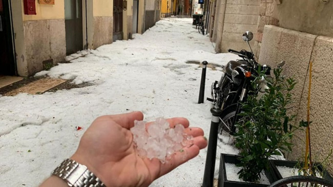 ‘Çmendet’ moti, shiu dhe breshëri pushtojnë rrugët e Italisë, borë në lartësitë mbi 2200 metra