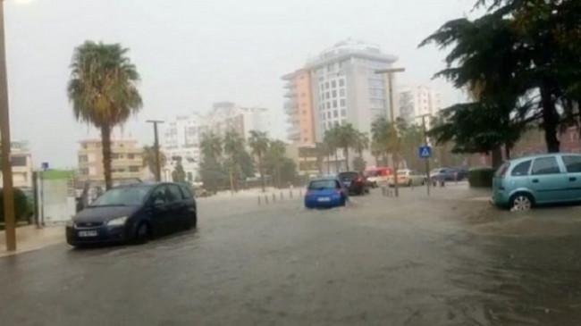 Shirat e parë të vjeshtës sjellin përmbytje në Shqipëri