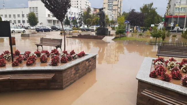 Rrebeshe shiu në pak minuta, uji mbush rrugët në Gjilan [Foto]