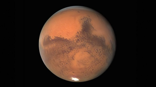Planeti Mars më i shndritshëm dhe më i madh se kurrë