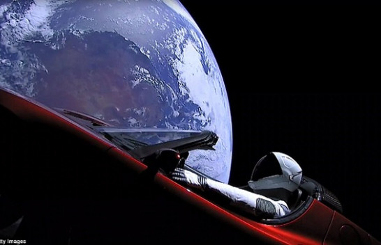 Makina Tesla ka udhëtuar më shumë se dy miliard kilometra në hapësirë
