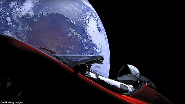 Makina Tesla ka udhëtuar më shumë se dy miliard kilometra në hapësirë