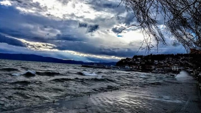 Vranësira e reshje shiu, parashikimi i motit për sot dhe dy ditët në vijmë në Maqedoni