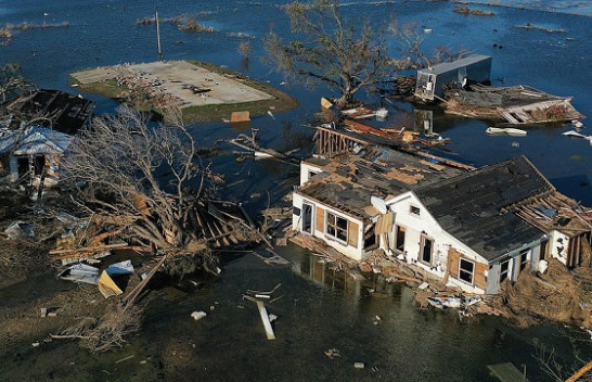 Pamjet tronditëse nga ajri, shkatërrimi që lanë pas urganët Delta dhe Laura në SHBA