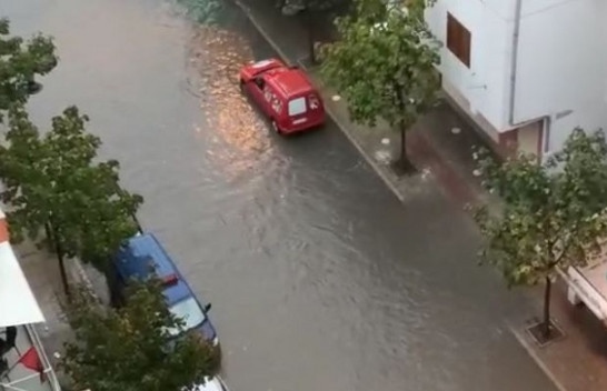 Furtunë në Durrës, shiu përmbytë rrugët
