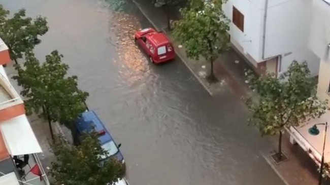 Furtunë në Durrës, shiu përmbytë rrugët