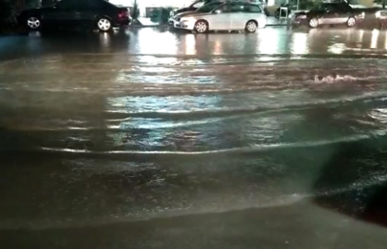 Reshjet e shiut shkaktojnë përmbytje në Vlorë