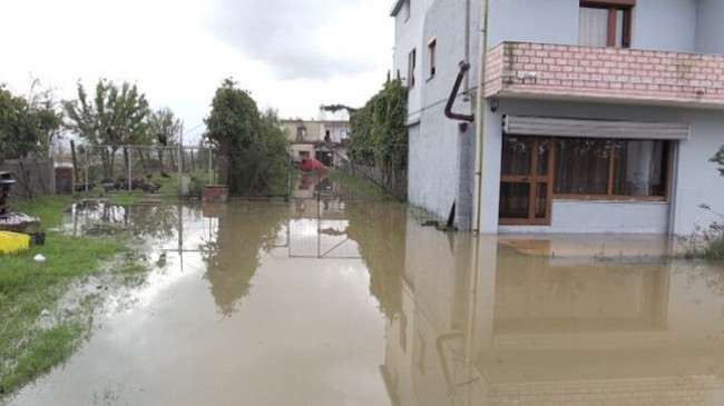 Reshjet e shiut shkaktojnë përmbytje në Kurbin