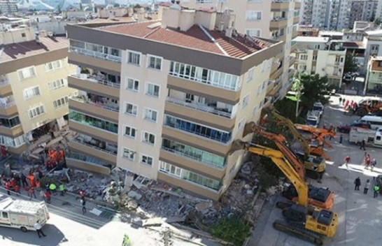 E jashtëzakonshme/ Shihni si mbahet ndërtesa në ‘këmbë’ nga eskavatorët pas tërmetit në Izmir