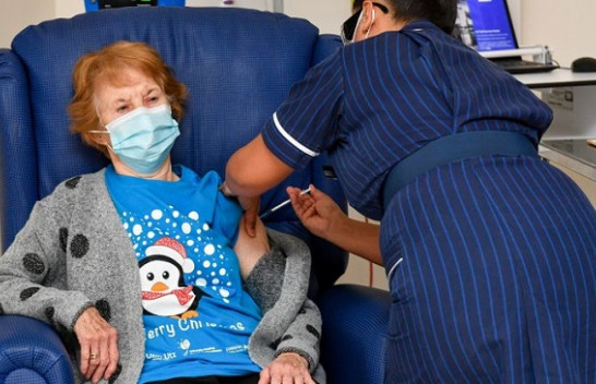 90-vjeçarja britanike bëhet personi i parë në botë që merr vaksinën Pfizer kundër COVID-19