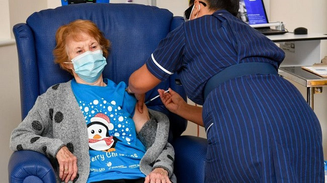 90-vjeçarja britanike bëhet personi i parë në botë që merr vaksinën Pfizer kundër COVID-19