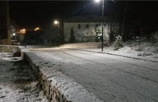 Reshje bore në Dardhë e Voskopojë, vështirësi në qarkullimin rrugor