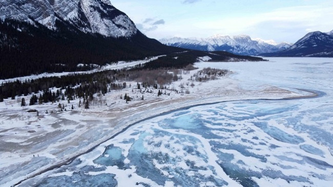 Foto mahnitëse nga liqeni i ngrirë Abraham në Alberta të Kanadasë
