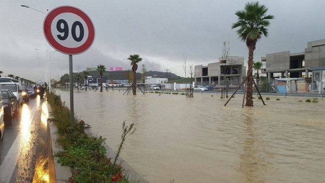 Reshjet e dendura të shiut rrezikojnë përmbytje në Shqipëri
