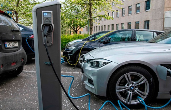 Norvegjia bëhet vendi i parë për përdorimin e veturave elektrike