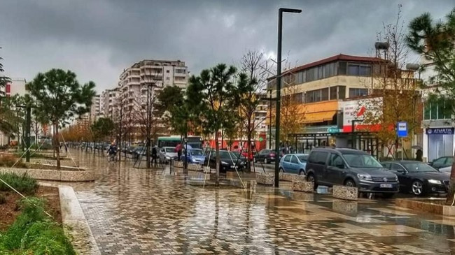 Vranësira, reshje shiu dhe borë në zonat malore, mësoni si do të jetë moti në Shqipëri