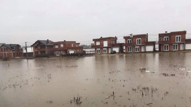 Reshjet e shiut përmbytin tokat bujqësore dhe oborret e shtëpive në Drenas
