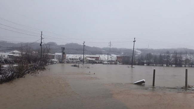 Vërshimet në Gjakovë, Ardian Gjini del për të parë nga afër gjendjen