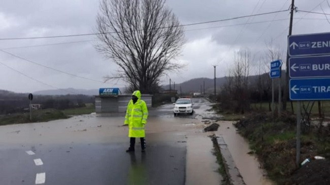 Policia e Shtetit apel qytetarëve: Shmangni lëvizjet në zonat e prekura nga përmbytjet