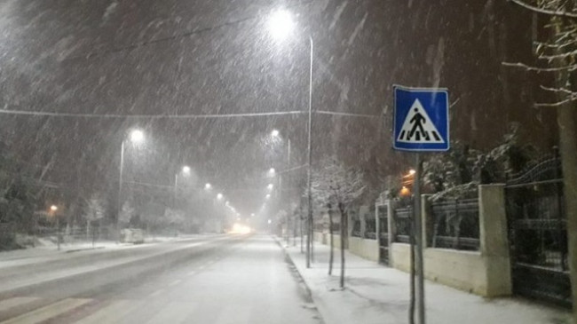 Nisin reshjet e borës në juglindje të Shqipërisë