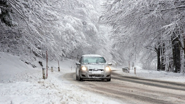 Disa këshilla se si të drejtoni veturën në kushte dimri me ngrica