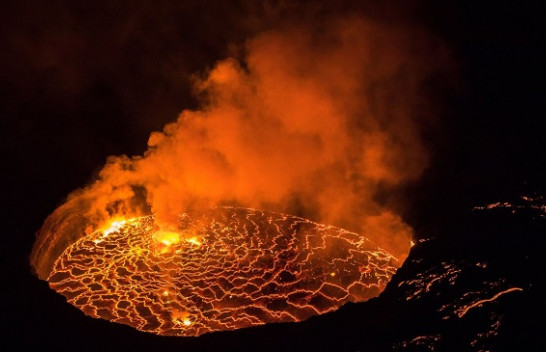 Liqeni vdekjeprurës i zjarrit në Afrikë, ku temperatura shkon deri në 1000 gradë Celsius