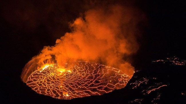 Liqeni vdekjeprurës i zjarrit në Afrikë, ku temperatura shkon deri në 1000 gradë Celsius
