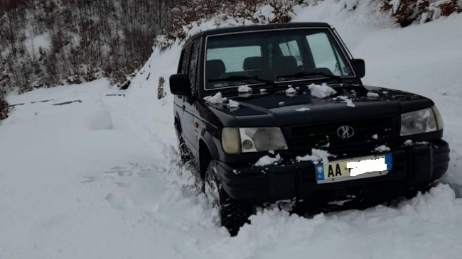 Reshje të dendura bore në Korçë, trashësia arrin deri në 15 centimetra