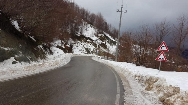 Reshjet e dendura gjatë natës/ ARRSH tregon gjendjen e akseve rrugore në Shqipëri
