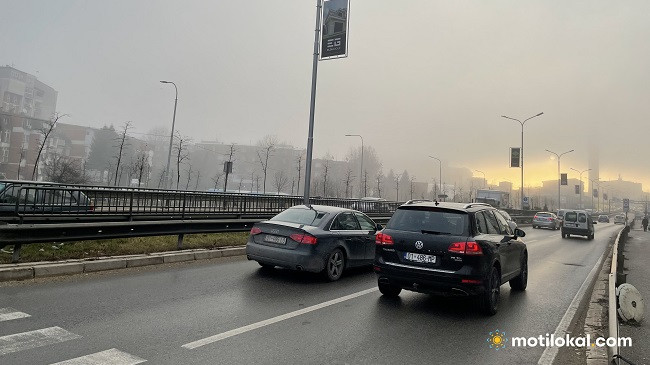 Kujdes gjatë vozitjes në mjegull, rrugët janë të lagura