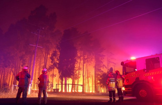 Vala e të nxehtit/ Zjarret djegin dhjetëra shtëpi dhe shkrumbojnë mijëra hektarë me pyje në Australi