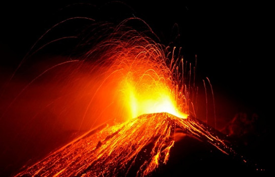 Llava ndriçon qiellin, pamje spektakolare të shpërthimit të vullkanit Etna [Foto]